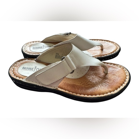 Minnetonka White Leather Thong Sandals Hook & Loop Adjustable Strap Size 7 - Picture 1 of 7